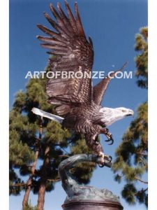 Majesty bronze sculpture of eagle monument for public art