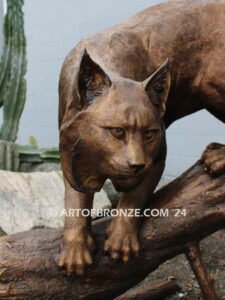 Eyes on You high-quality bronze statue outdoor bobcat statue for public display