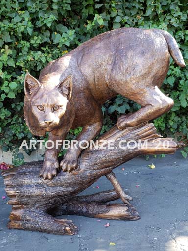 Eyes on You high-quality bronze cast outdoor bobcat statue for public display