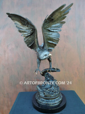 Eagle flying eagle bronze sculpture after Jules Moigniez or award