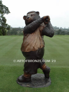 Tee Bear outdoor golfing bear bronze statue for public display