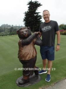 Tee Bear outdoor golfing bear bronze statue for public display