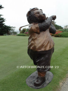 Tee Bear outdoor golfing bear bronze statue for public display