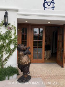 Tee Bear outdoor golfing bear bronze statue for public display