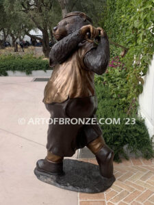 Tee Bear outdoor golfing bear bronze statue for public display