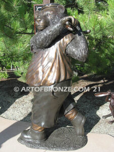 Tee Bear outdoor golfing bear bronze statue for public display