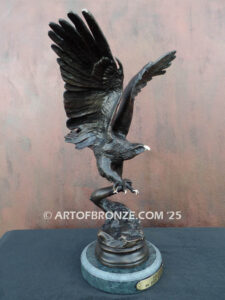 Eagle flying eagle bronze sculpture after Jules Moigniez or award