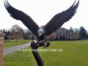 Almighty bronze sculpture flying eagle monument for residential or commercial property