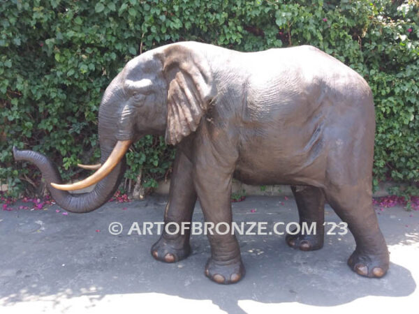 Gentle Giant bronze cast playful heroic walking elephant bronze sculpture fountain for outdoor