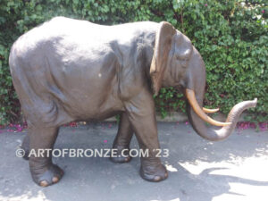 Gentle Giant bronze cast playful heroic walking elephant bronze sculpture fountain for outdoor